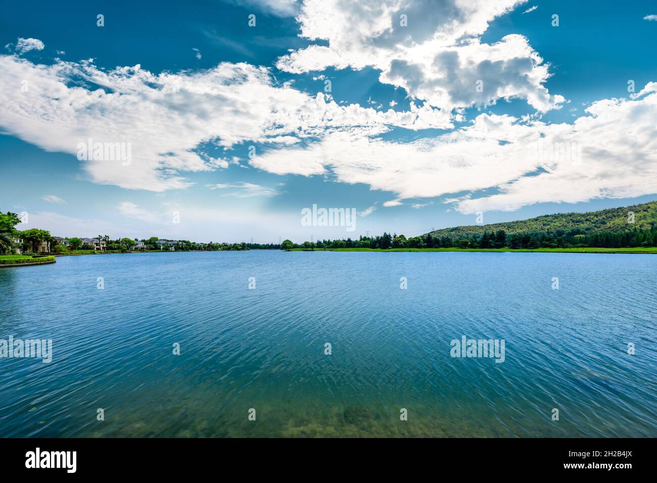 Blauer See und grüne Berglandschaft. Stockfoto