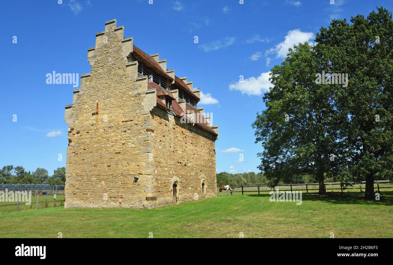 Willington Dovecot und Bäume an einem sonnigen Tag. Stockfoto