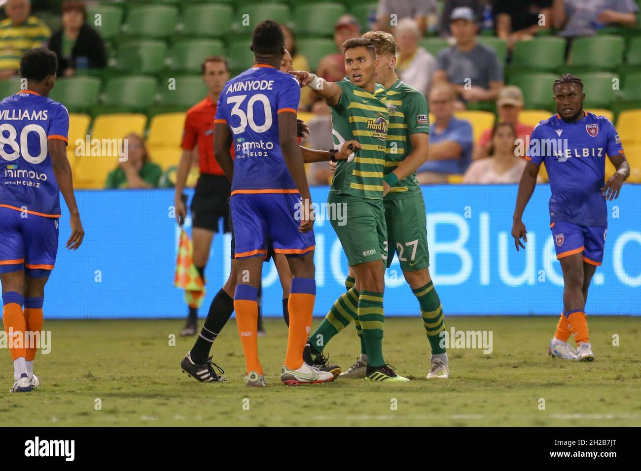 St. Petersburg, FL, USA; der Verteidiger von Tampa Bay Rowdies, Aaron Guillen (33), tritt zwischen seinem Teamkollegen, Mittelfeldspieler Laurence Wyke (27) und dem Mittelfeld des Miami FC Stockfoto