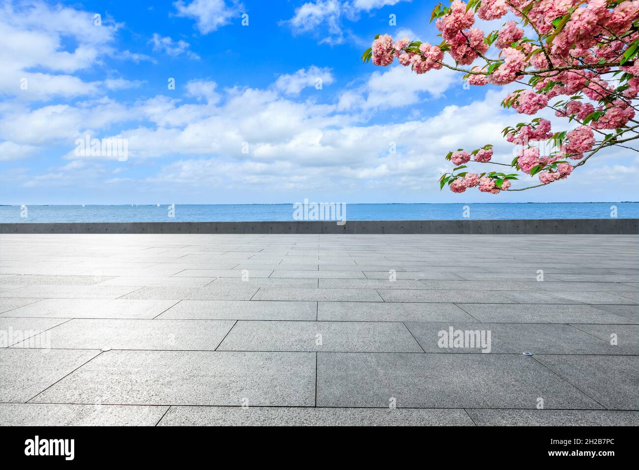 Leerer quadratischer Boden und Seenlandschaft unter dem blauen Himmel. Stockfoto