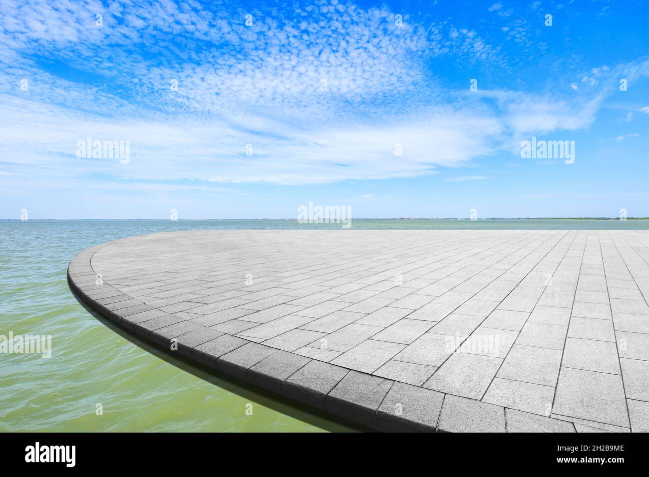 Leerer quadratischer Boden und Seenlandschaft unter dem blauen Himmel. Stockfoto