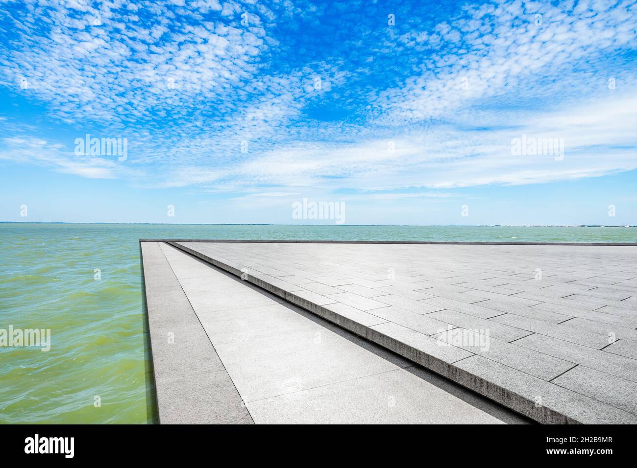 Leerer quadratischer Boden und Seenlandschaft unter dem blauen Himmel. Stockfoto