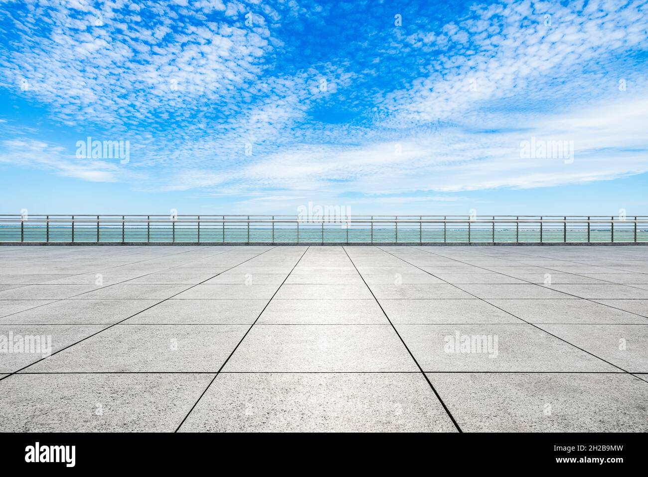 Leerer quadratischer Boden und Seenlandschaft unter dem blauen Himmel. Stockfoto
