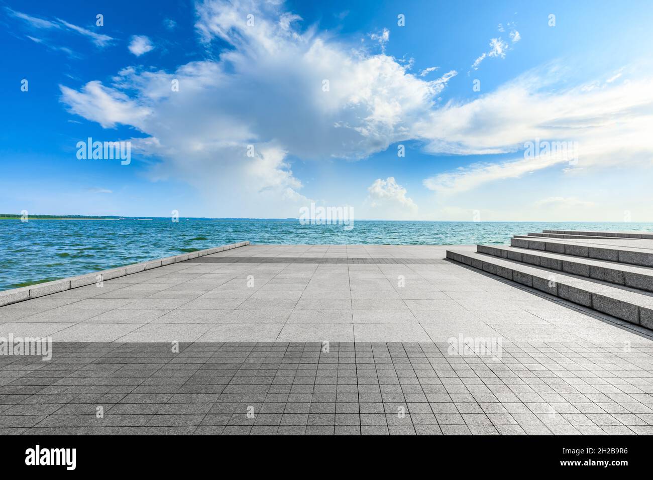 Leerer quadratischer Boden und Seenlandschaft unter dem blauen Himmel. Stockfoto