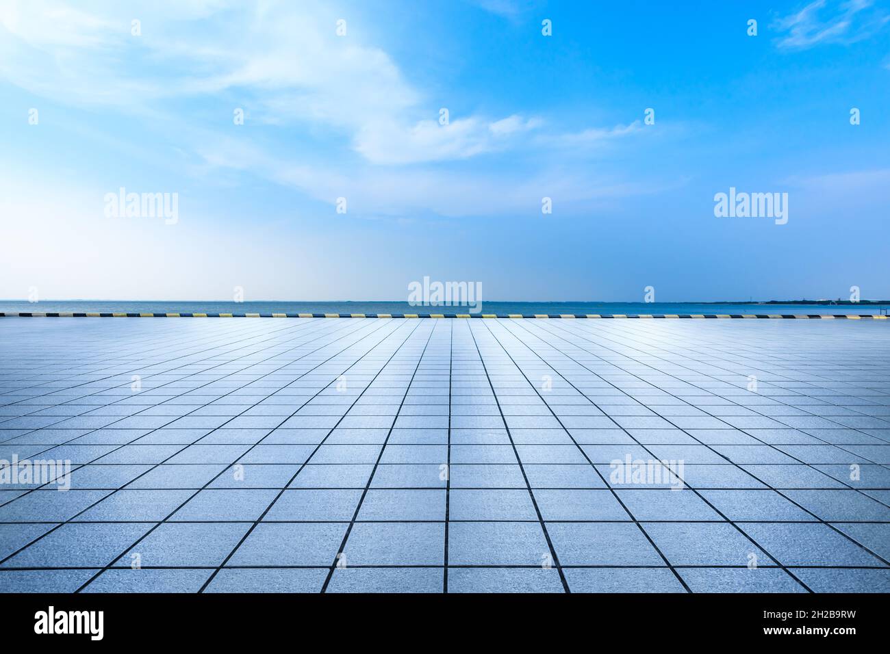 Leerer quadratischer Boden und Seenlandschaft unter dem blauen Himmel. Stockfoto