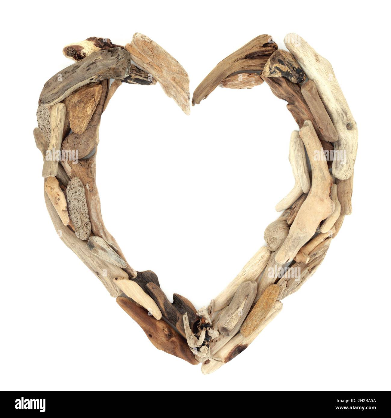 Romantische natürliche Driftwood Herzform auf weißem Hintergrund Rahmen. Natur Grenze Symbol der Liebe Konzept. Draufsicht, flach liegend, Kopierbereich. Stockfoto