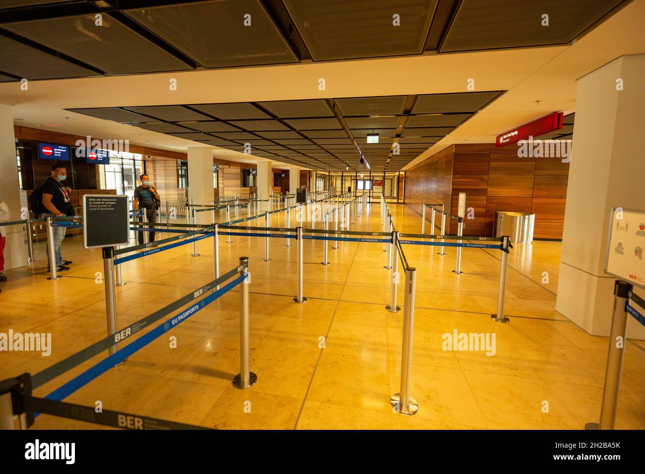 BERLIN/DEUTSCHLAND- 25. AUGUST 2021: BER berlin brandenburg-Schranke auf dem Flughafen in Schönefeld, Berlin. Stockfoto