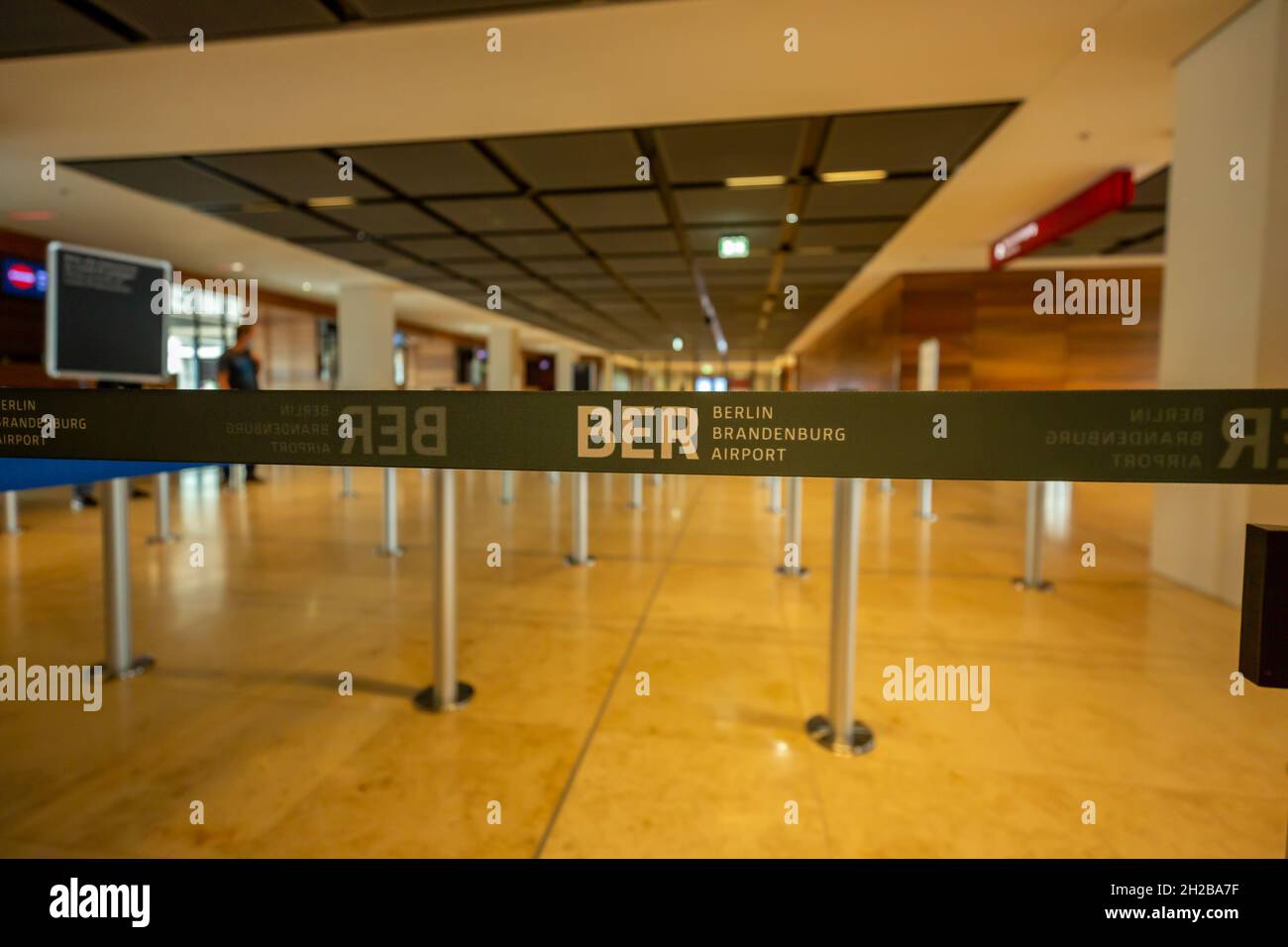 BERLIN/DEUTSCHLAND- 25. AUGUST 2021: BER berlin brandenburg-Schranke auf dem Flughafen in Schönefeld, Berlin. Stockfoto