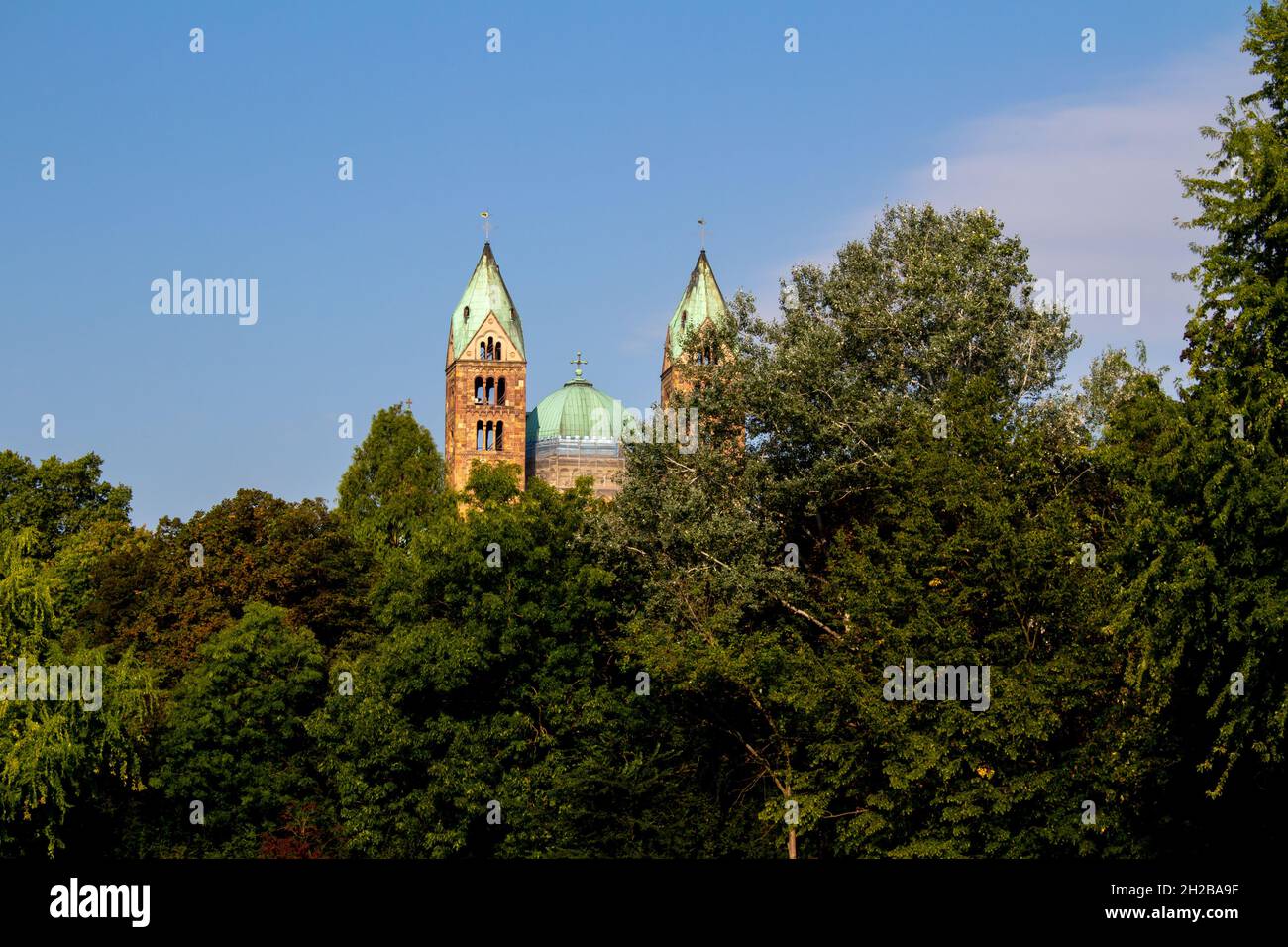 Landschaftsansicht der Türme des Speyer-Doms, auch Kaiserdom Basilika Mariä Himmelfahrt und St. Stephan genannt Stockfoto