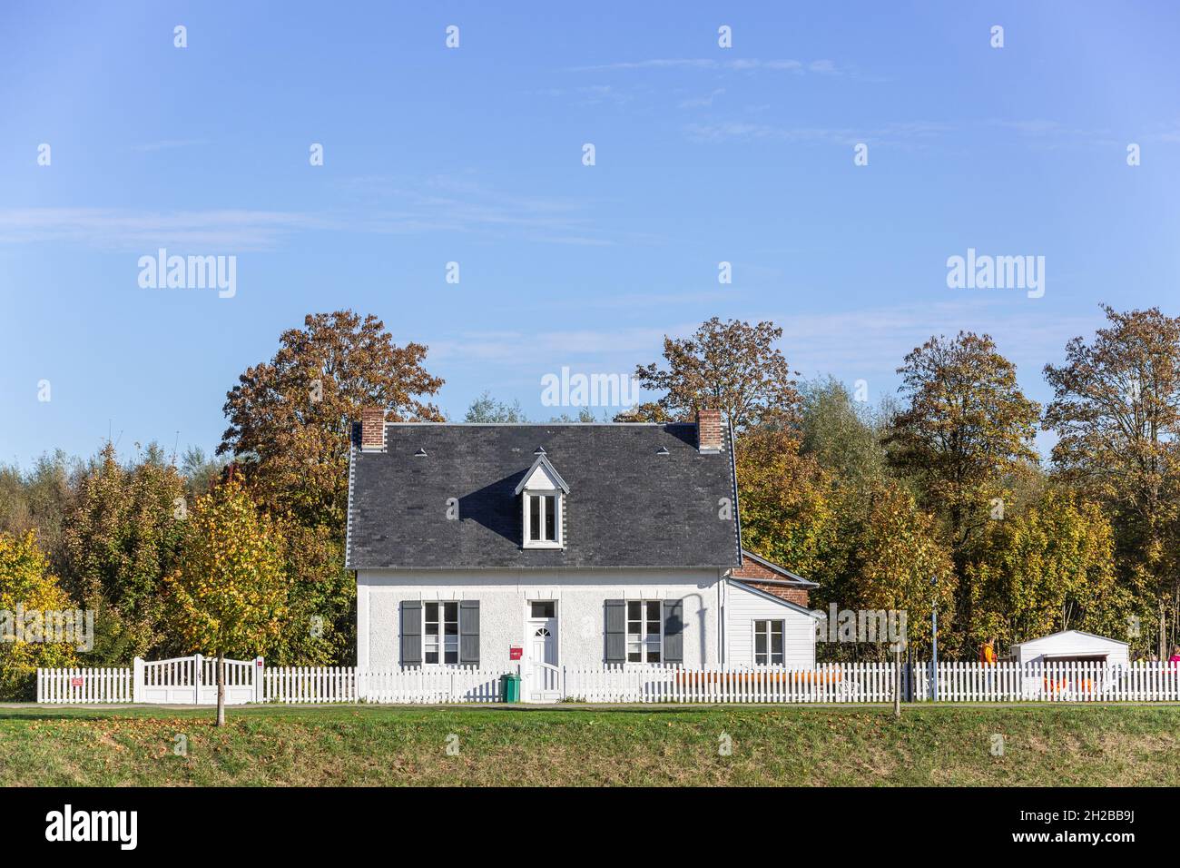 Isoliertes Haus am Rand des Kanals. Saint-Valery, Baie de Somme. Frankreich Stockfoto