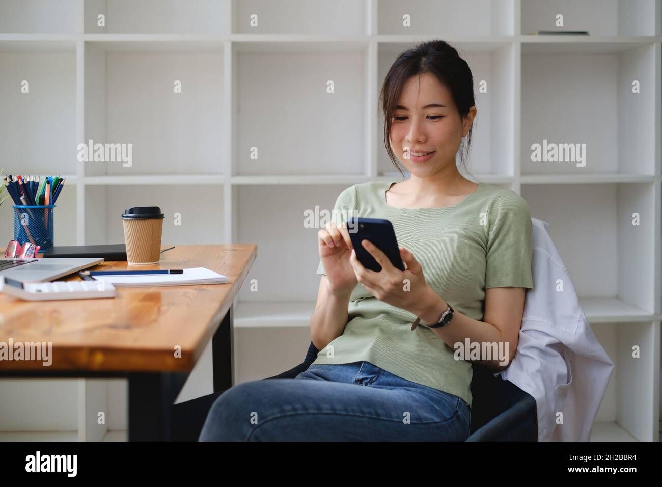 Geschäftsfrau, die KYC mit Online-Banking-Anwendung für das digitale Sparkonto macht. Cyber-Sicherheitskonzept. Stockfoto