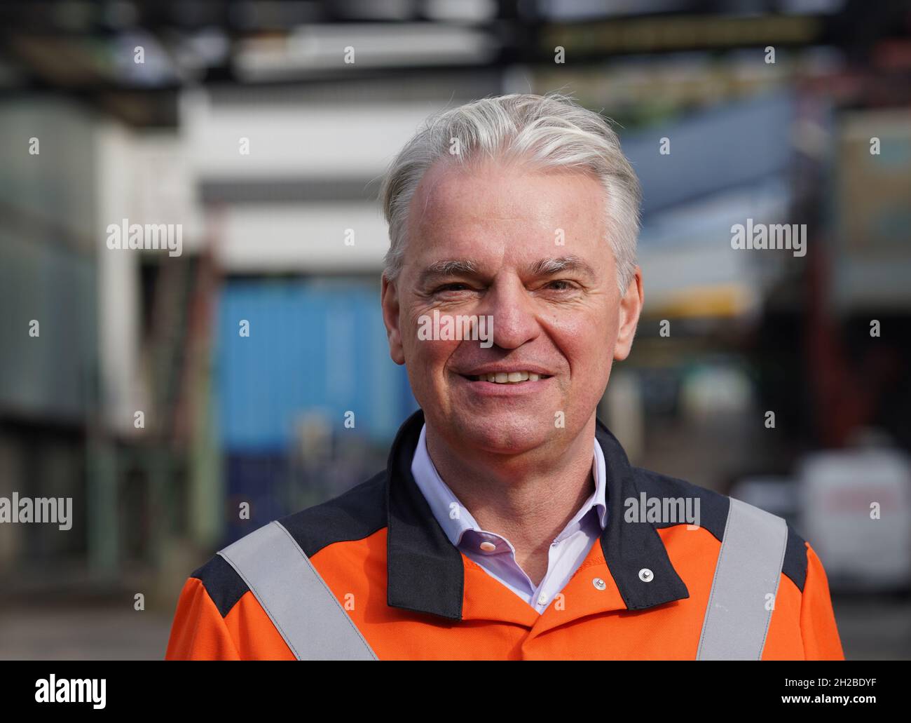 Hamburg, Deutschland. Oktober 2021. Roland Harings, Vorstandsvorsitzender der Aurubis AG, steht vor dem Filtersystem der Umweltschutzanlage zur Reduzierung flüchtiger Emissionen (RDE) auf dem Werksgelände der Aurubis AG. Die größte Kupferhütte Europas, Aurubis, hat in Hamburg eine Anlage in Höhe von · Millionen 85 in Betrieb genommen, um die Feinstaubemissionen zu reduzieren. Kredit: Marcus Brandt/dpa/Alamy Live Nachrichten Stockfoto