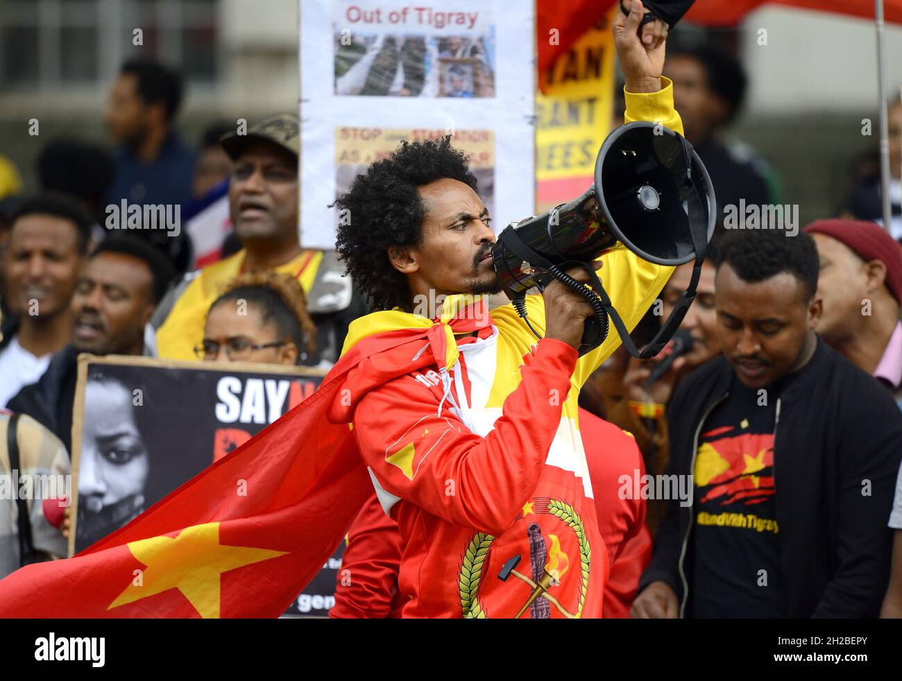 London, Großbritannien. Oktober. Aktivisten in Whitehall gegenüber der Downing Street protestieren gegen die Behandlung der Region Tigray in Äthiopien durch die Ausleihe Stockfoto