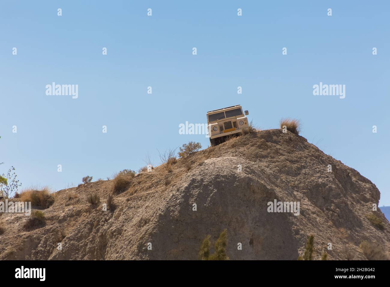Blick von allen Geländewagen auf dem Gipfel des Berges in trockenem Wüstengelände... Stockfoto
