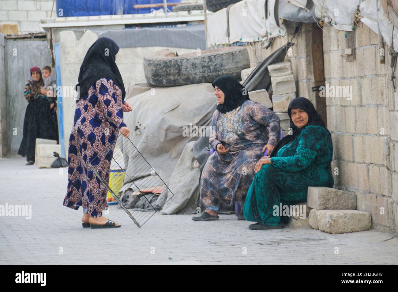 Syrian refugee women in the camp during the distribution of humanitarian aid to refugees. The concept of humanitarian assistance. Stockfoto