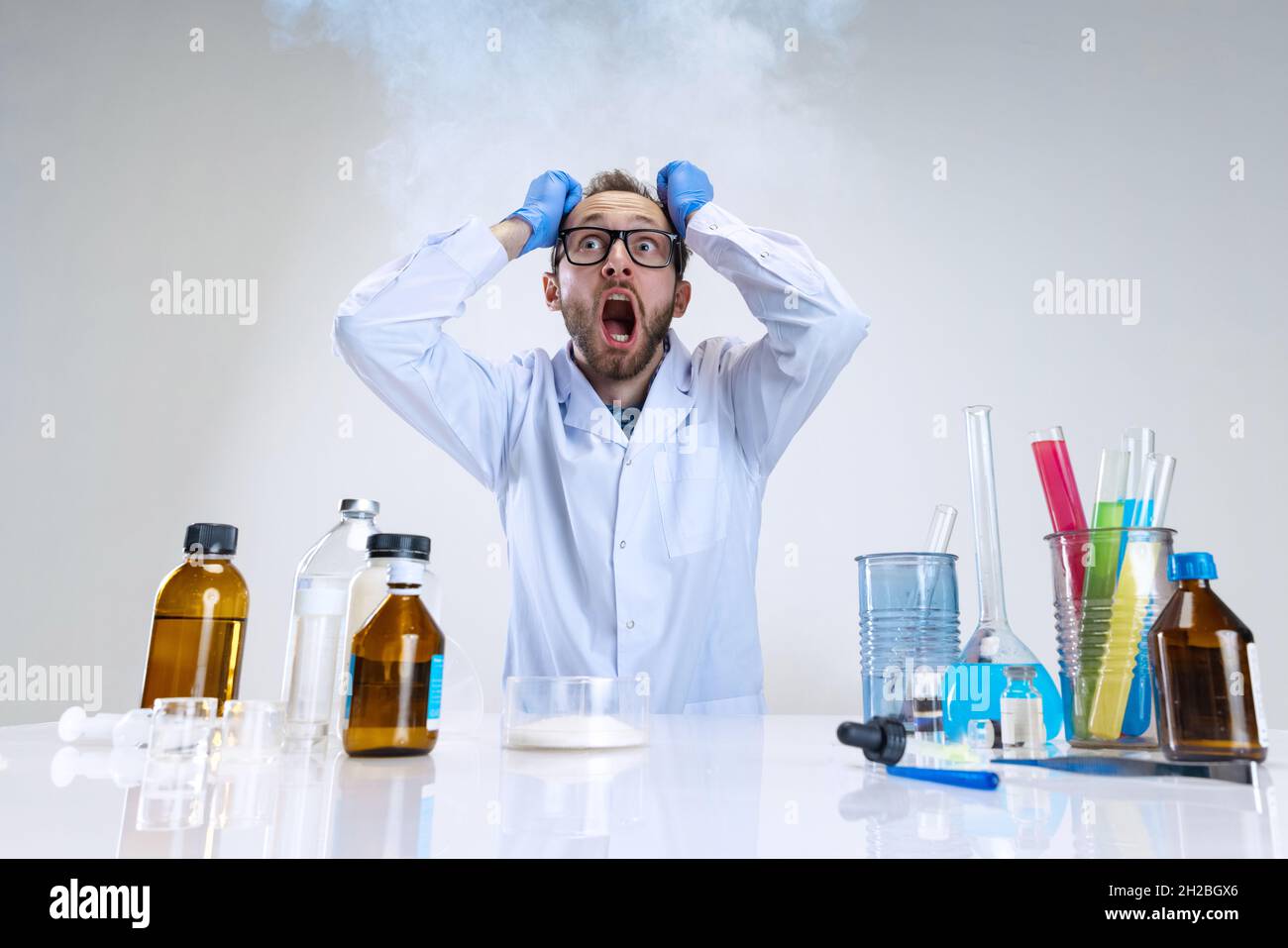 Porträt eines jungen Wissenschaftlers, Chemikers oder Arztes führt chemische Forschung im pharmazeutischen Labor durch. Konzept der Chemie, Medizin. Stockfoto