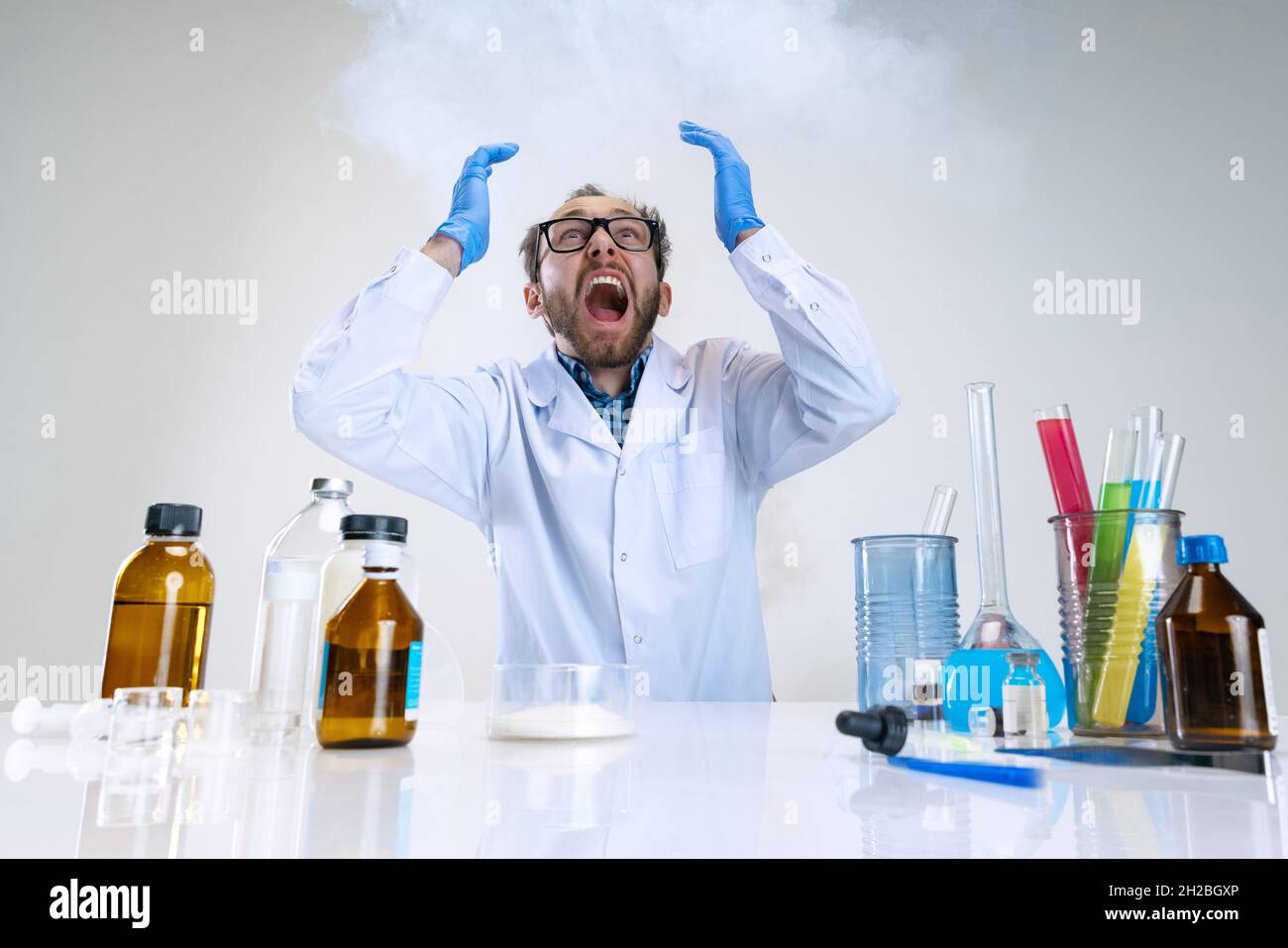 Porträt eines jungen Wissenschaftlers, Chemikers oder Arztes führt chemische Forschung im pharmazeutischen Labor durch. Konzept der Chemie, Medizin. Stockfoto