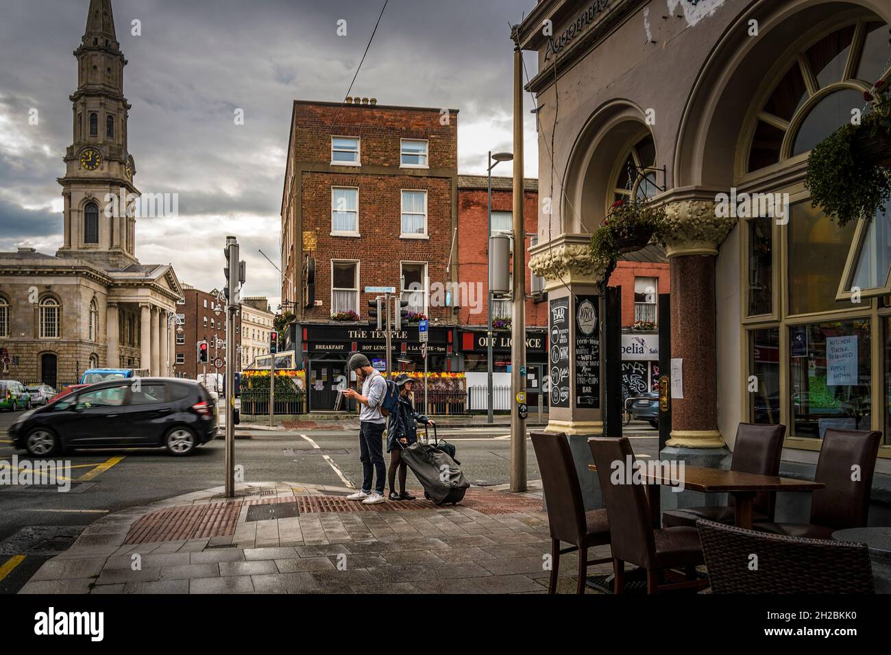 Touristen, die am Telefon in die Karte im Zentrum von Dublin in der Dorset und Eccles Street schauen. Dublin. Stockfoto