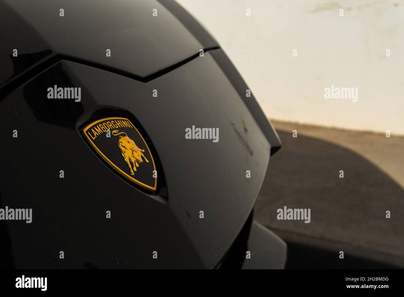 Colonia de Sant Jordi, Spanien; oktober 11 2021: Nahaufnahme eines Lamborghini Urus, schwarzes Modell aus dem Jahr 2021, geparkt in der Dämmerung auf der Straße. Insel Mallorca Stockfoto