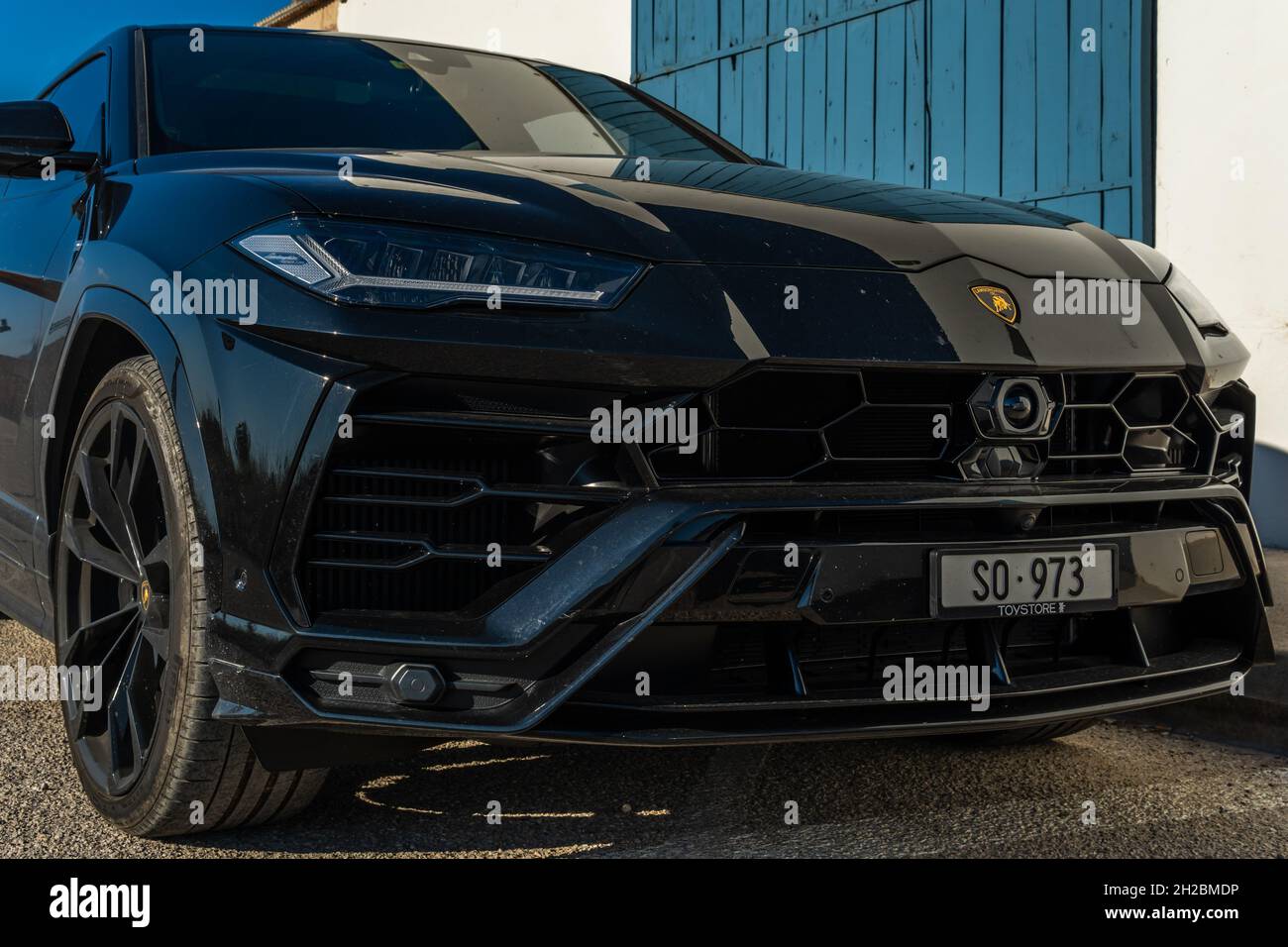 Colonia de Sant Jordi, Spanien; oktober 11 2021: Nahaufnahme eines Lamborghini Urus, schwarzes Modell aus dem Jahr 2021, geparkt in der Dämmerung auf der Straße. Insel Mallorca Stockfoto