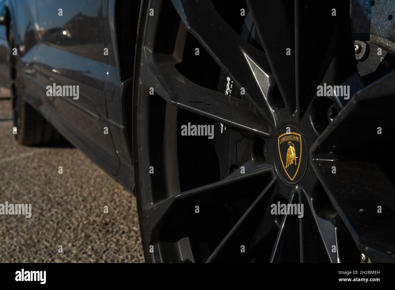 Colonia de Sant Jordi, Spanien; oktober 11 2021: Nahaufnahme eines Lamborghini Urus, schwarzes Modell aus dem Jahr 2021, geparkt in der Dämmerung auf der Straße. Insel Mallorca Stockfoto