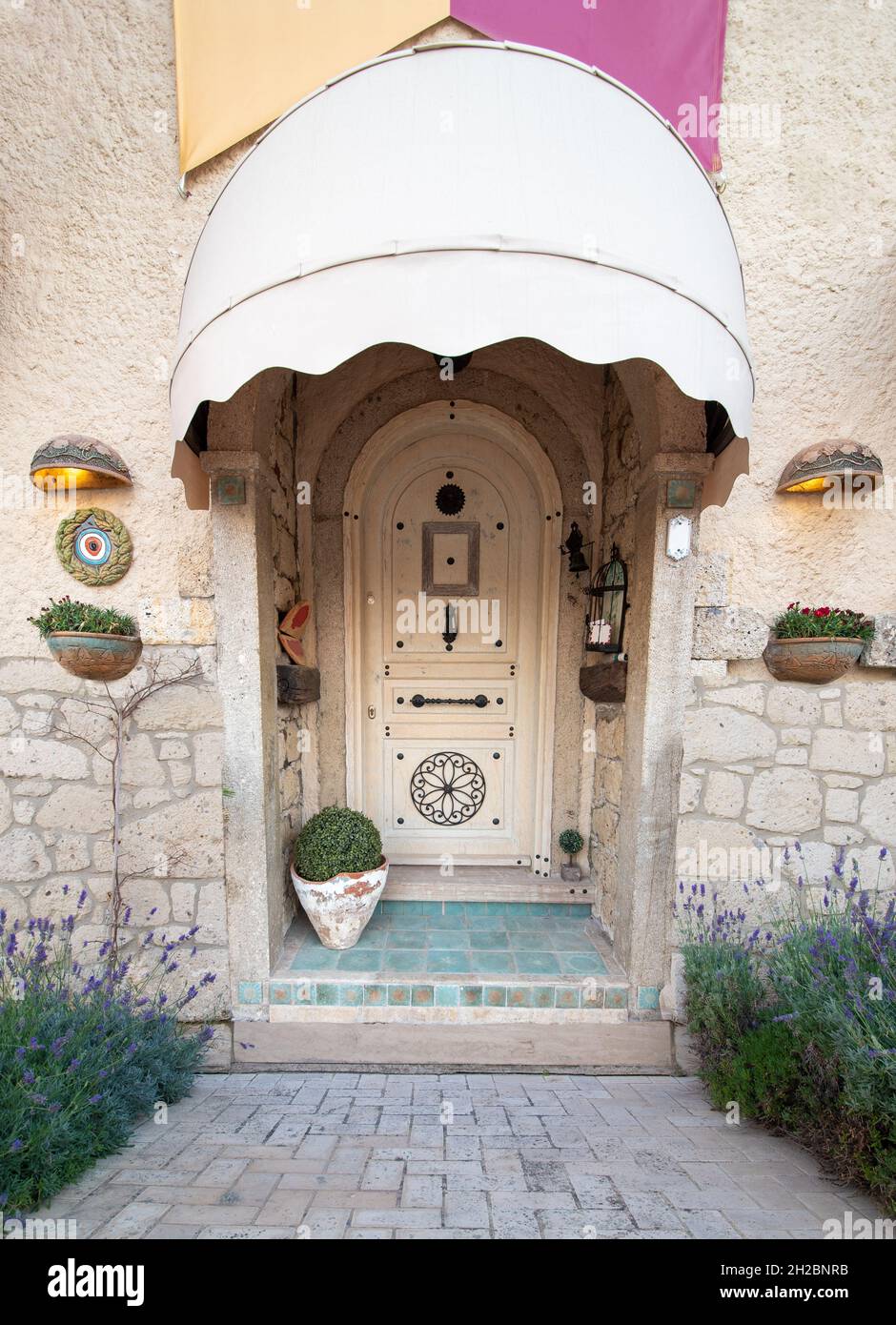 Wunderschöne Tür mit architektonischer Dekoration. Eingang zu einem alten Gebäude. Hochwertige Fotos Stockfoto