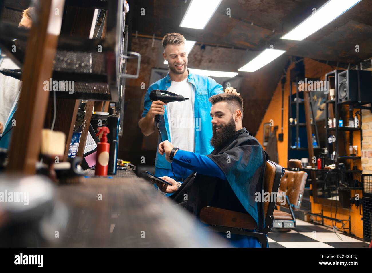 Junger bärtiger Geschäftsmann beim Friseur Stockfoto