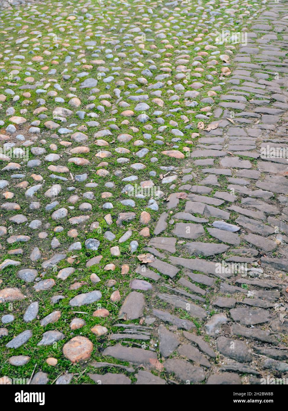 Mittelalterliches Kopfsteinpflaster / Kopfsteinpflaster Straße Detail Hintergrund. Stockfoto