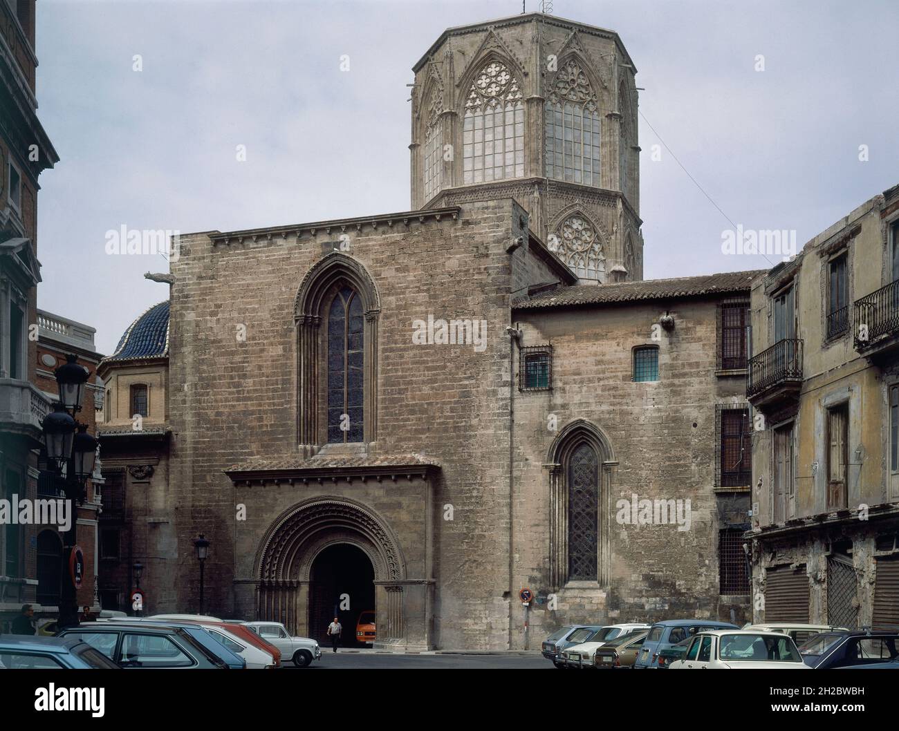 FACHADA PUERTA DEL PALAU Y CIMBORRIO - ROMANICO. Lage: CATEDRAL-EXTERIOR. Valencia. SPANIEN. Stockfoto