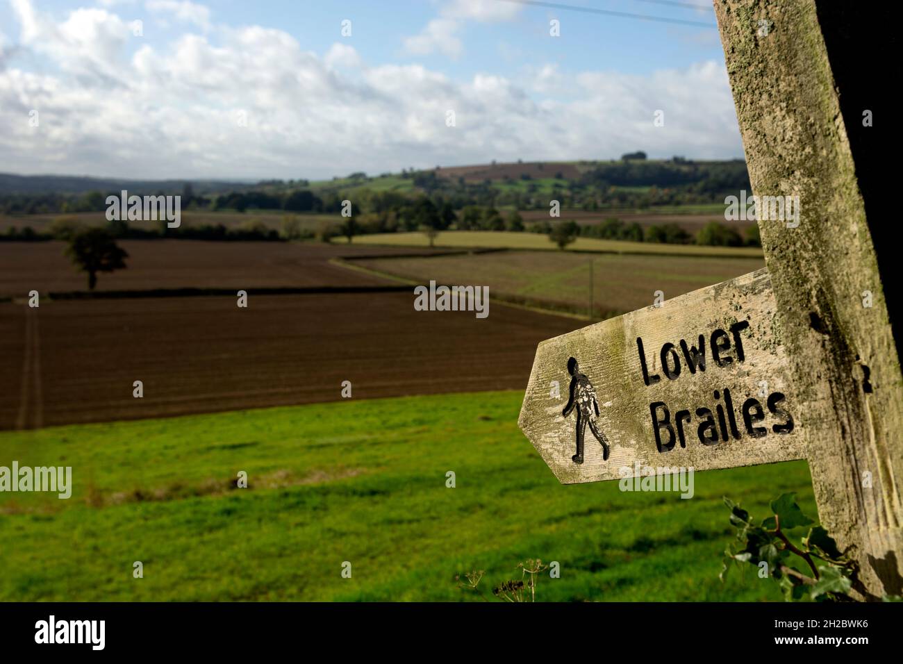 Fußweg zum Schild Lower Brailes, Winderton, Warwickshire, England, Großbritannien Stockfoto