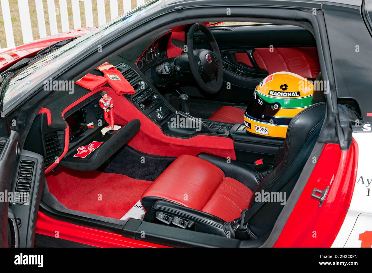 Innenansicht einer roten Honda NSX aus dem Jahr 1992, die Ayrton Senna gewidmet ist, auf der London Classic Car Show 2021 Stockfoto