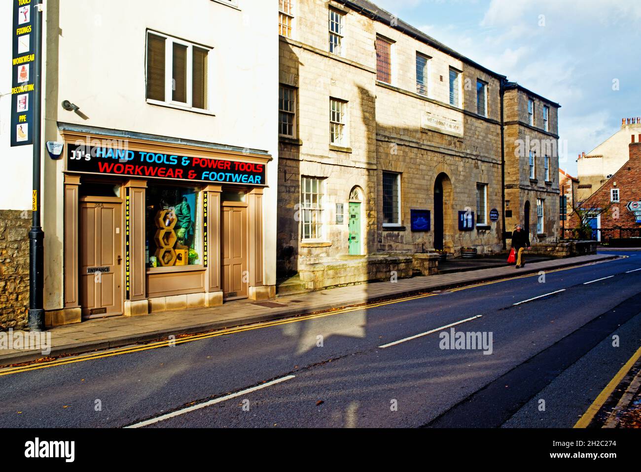 Geschäfte für Werkzeuge und Arbeitskleidung, High Street, Tadcaster, Yorkshire Stockfoto