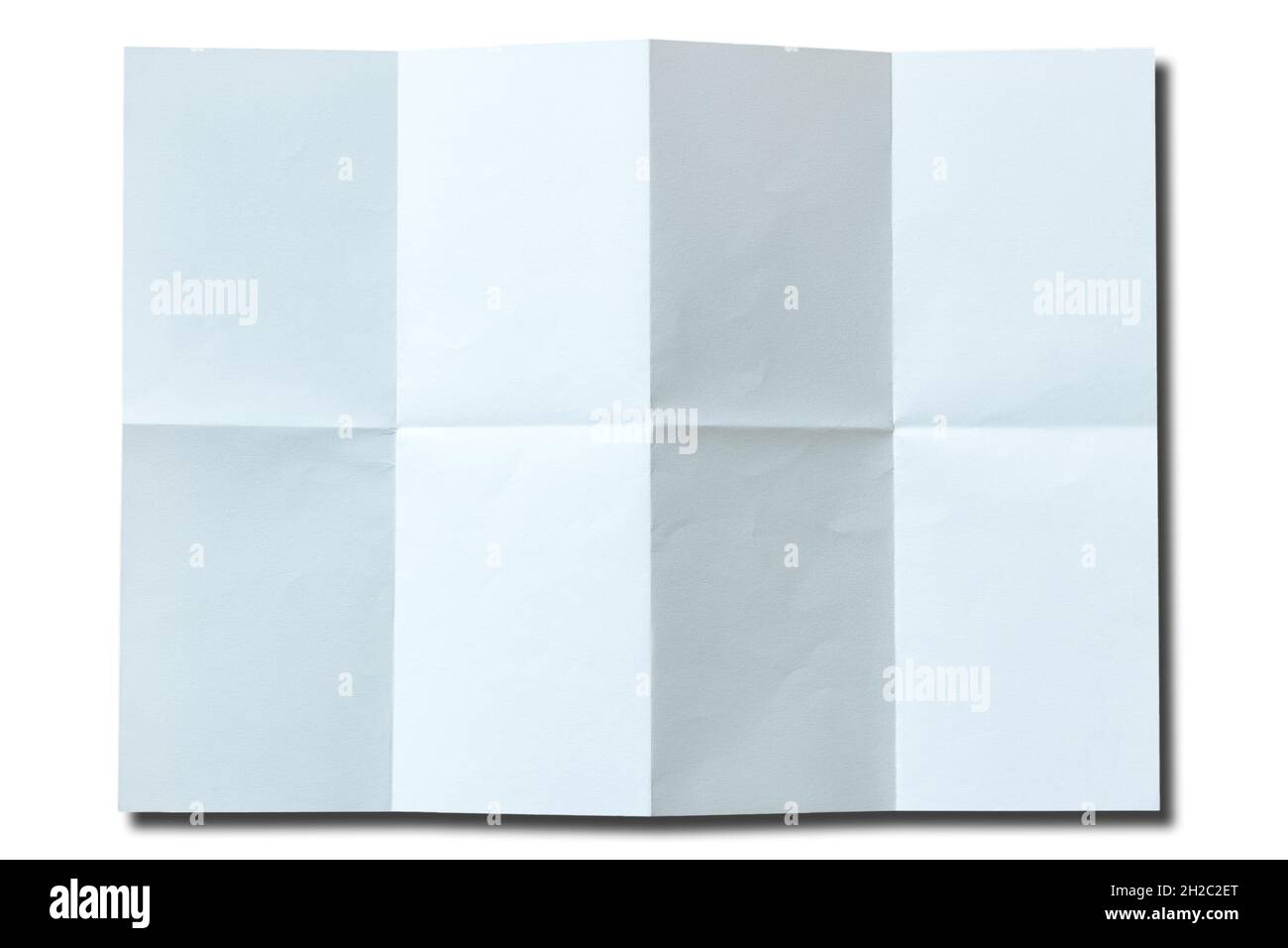 Weißes Papier mit isolierten Falten auf einem Holzboden. Stockfoto