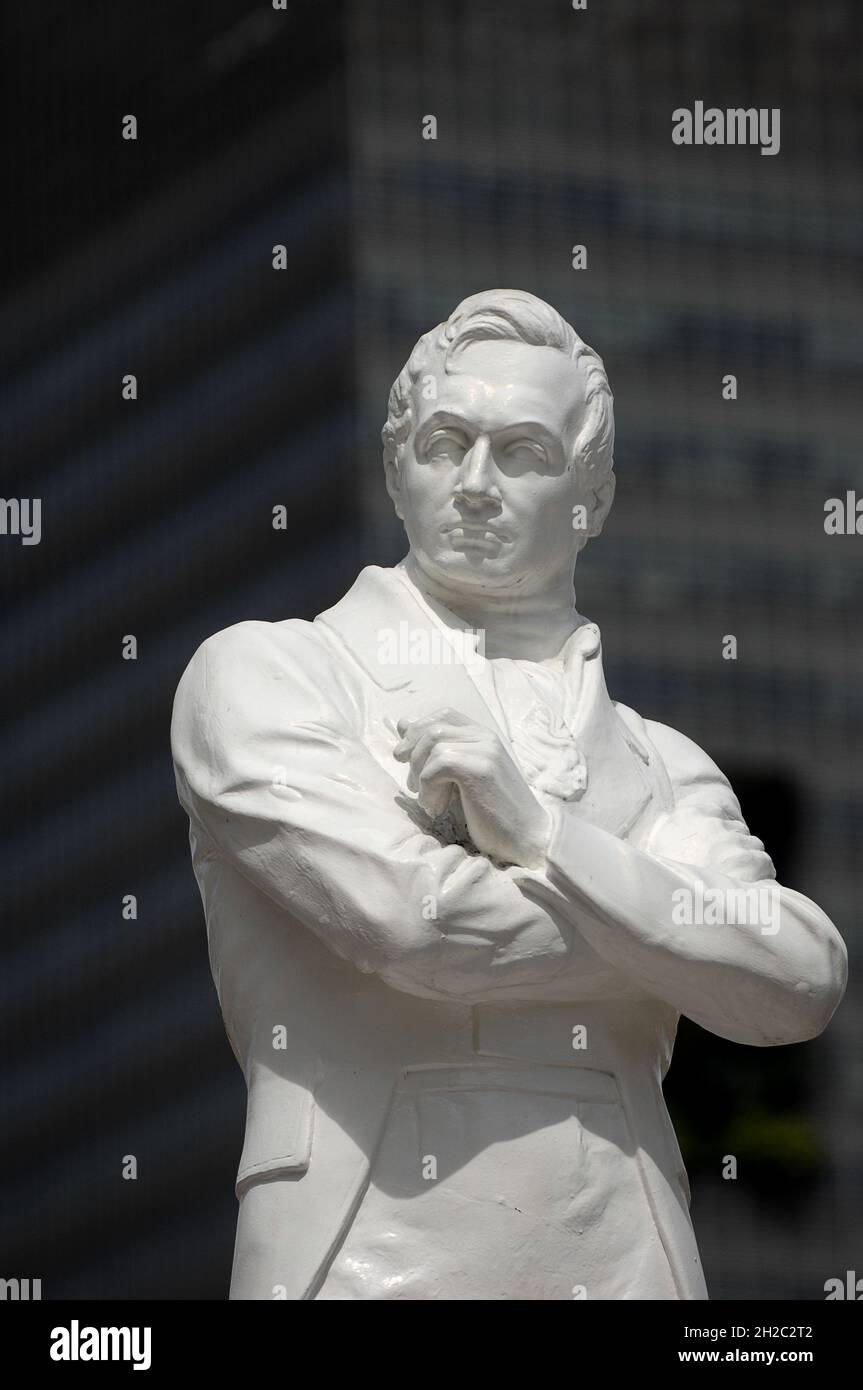Weiße Statue von Sir Stamford Rafales in Singapur, Singapur Stockfoto