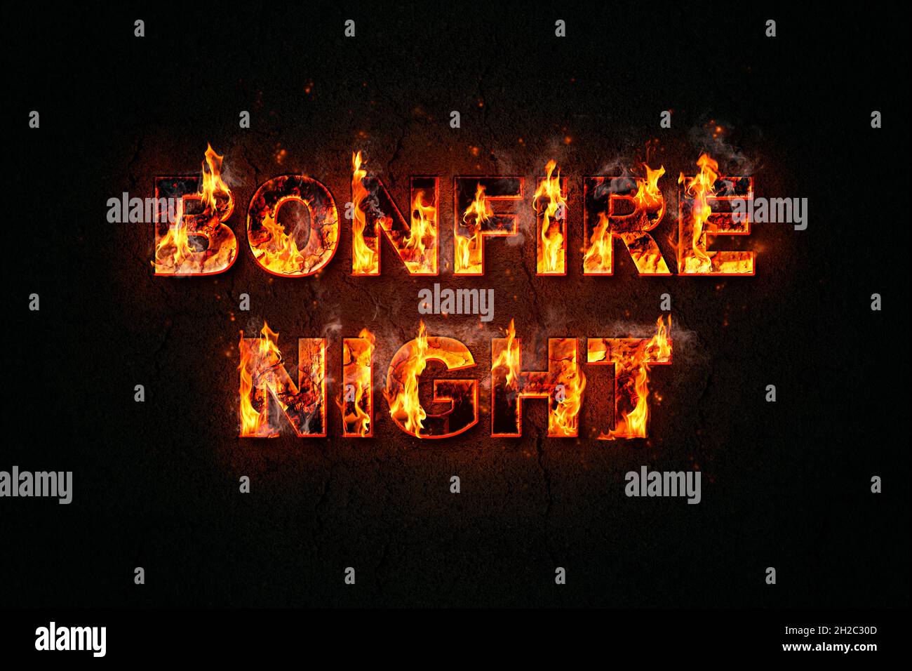 Bonfire Night Text mit flammender feuriger Kalligraphie auf dunklem Hintergrund mit explosiven Funken und brennender Glut. Karte oder Poster für Guy Fawkes' Night Stockfoto