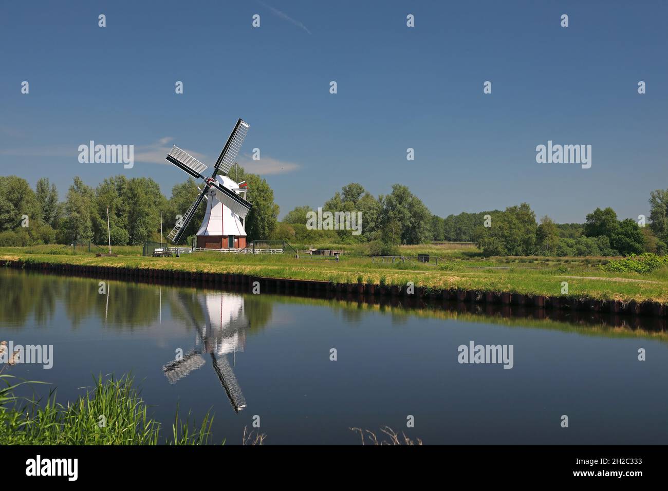 Weiße Windmühle, De Witte Molen, im Noord-Willemskanaal, Niederlande, Groningen, Haren Stockfoto