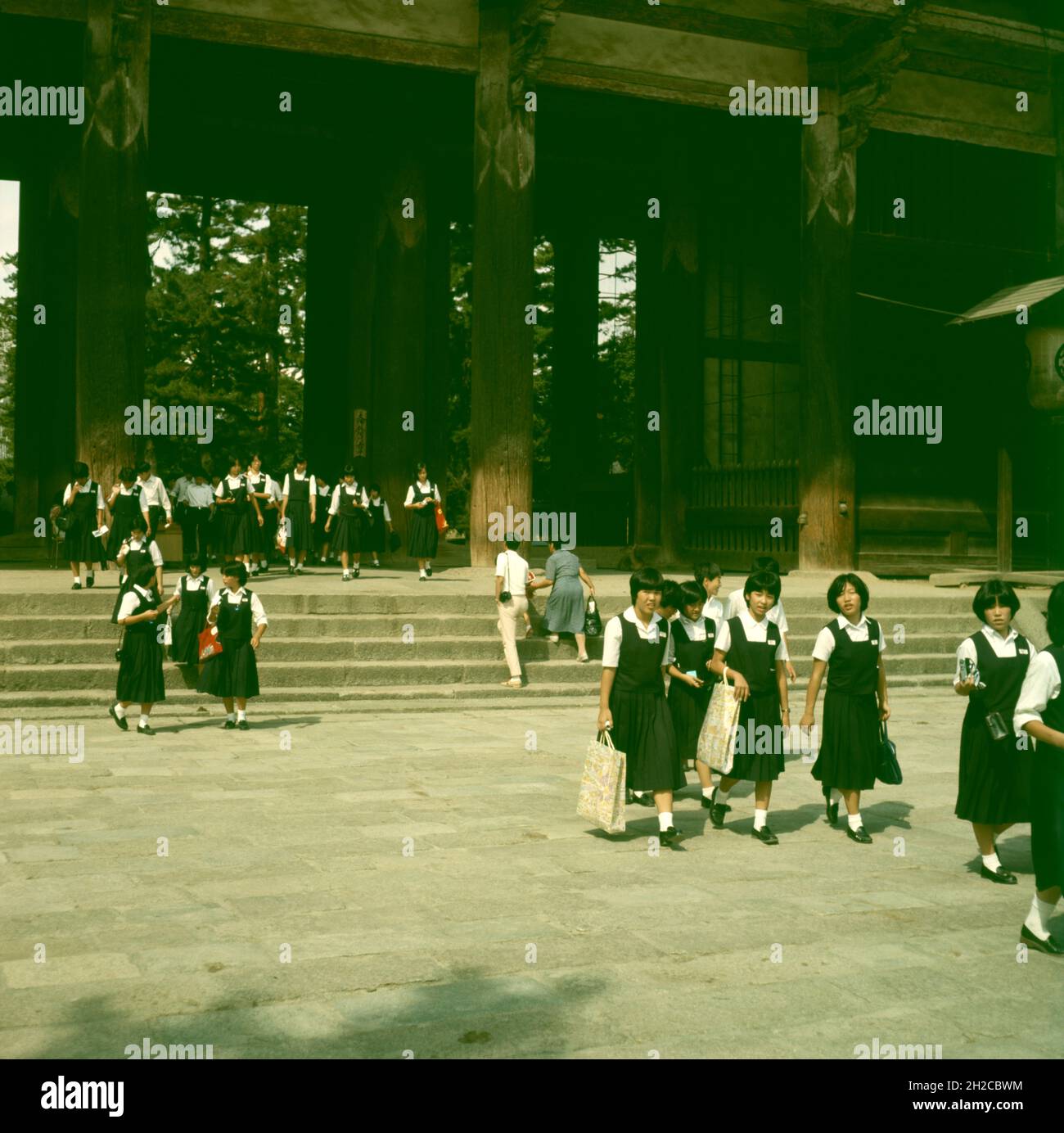 Schülerinnen in Schuluniform, Japan, 1970er Jahre Stockfoto