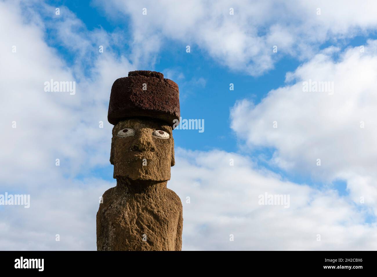 Die Statue Ahu Ko Te Riku Moai steht im Tahat Archaeolozialen Komplex. Rapa Nui, Osterinsel Chile Stockfoto