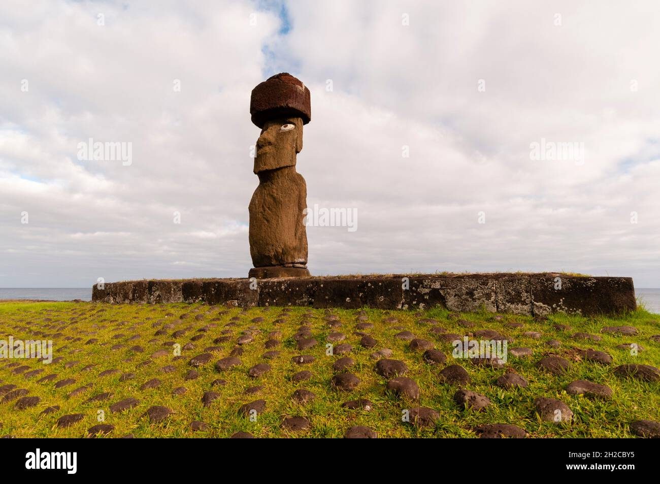 Die Statue Ahu Ko Te Riku Moai steht im Tahat Archaeolozialen Komplex. Rapa Nui, Osterinsel Chile Stockfoto
