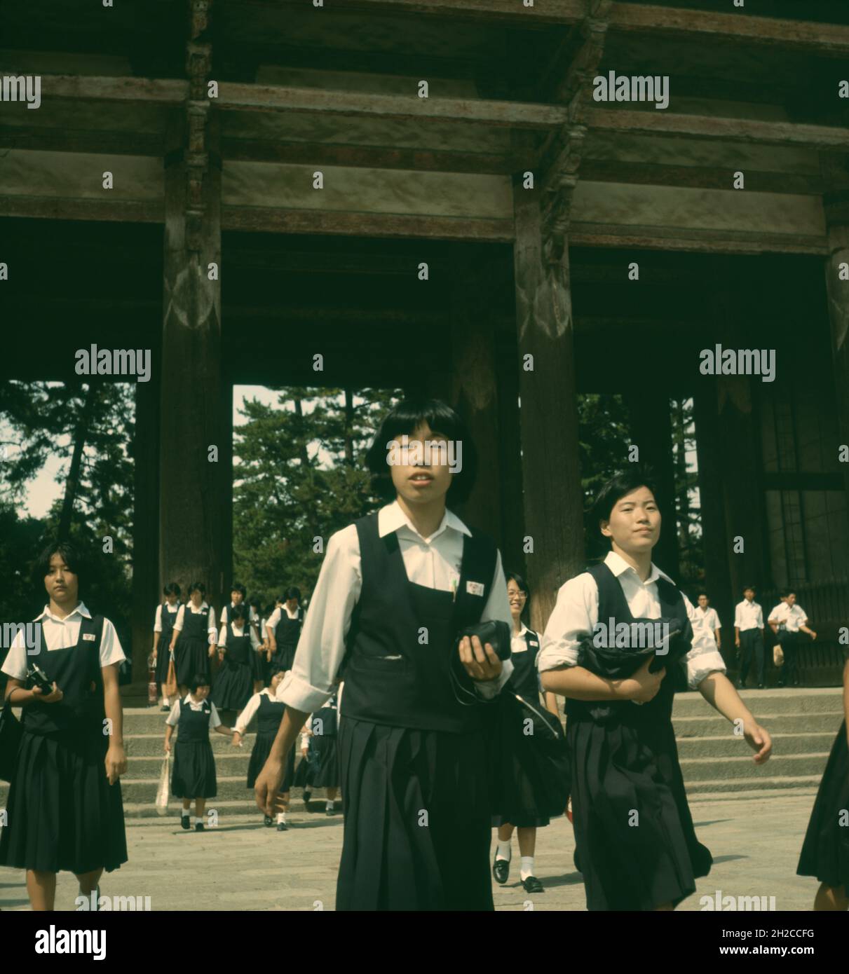 Schülerinnen in Schuluniform, Japan, 1970er Jahre Stockfoto