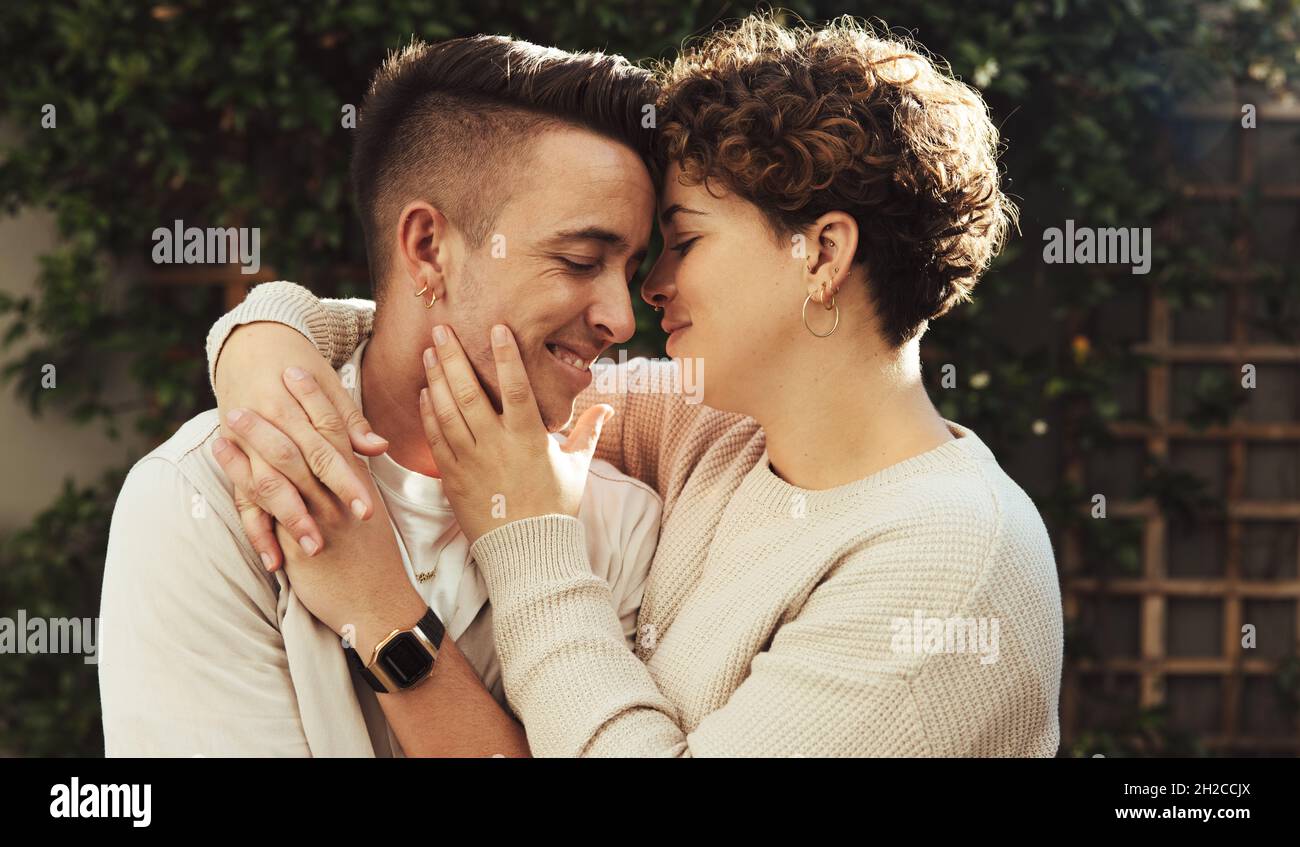 Schönes queeres Paar, das einen intimen Moment teilt. Romantisches junges Paar, das sich umarmt, während es im Freien zusammensteht. Junges LGBTQ+ Paar sp Stockfoto