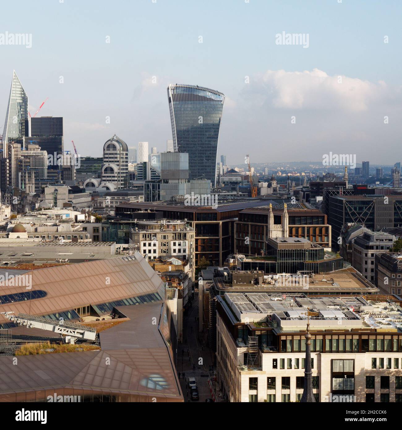 London, Greater London, England, Oktober 09 2021: Blick auf die Skyline von London über die Dächer zum Wolkenkratzer Walkie Talkie. Stockfoto