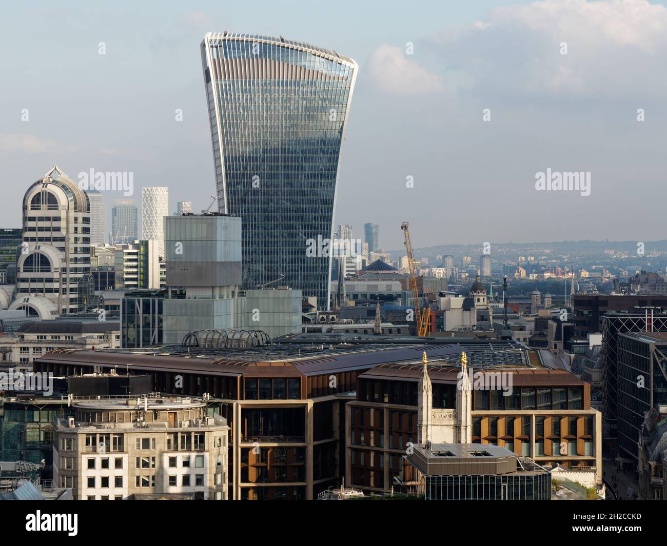 London, Greater London, England, Oktober 09 2021: Blick auf die Skyline von London über die Dächer zum Wolkenkratzer Walkie Talkie. Stockfoto