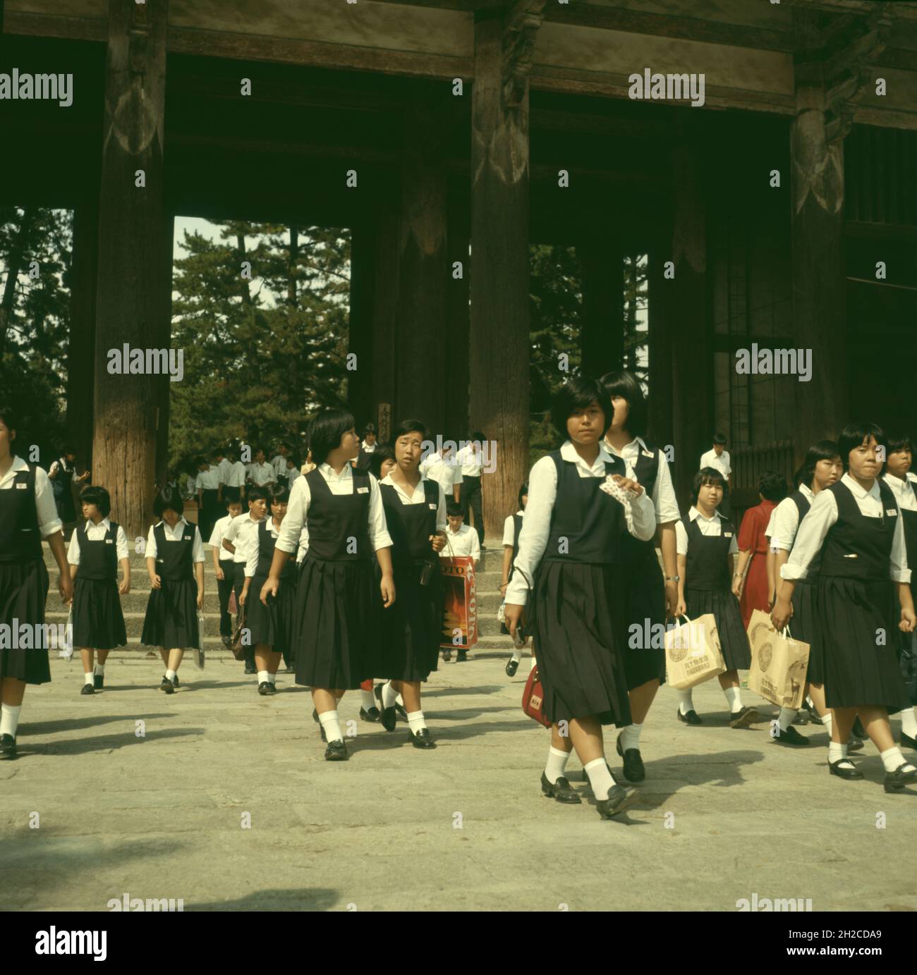 Schülerinnen in Schuluniform, Japan, 1970er Jahre Stockfoto