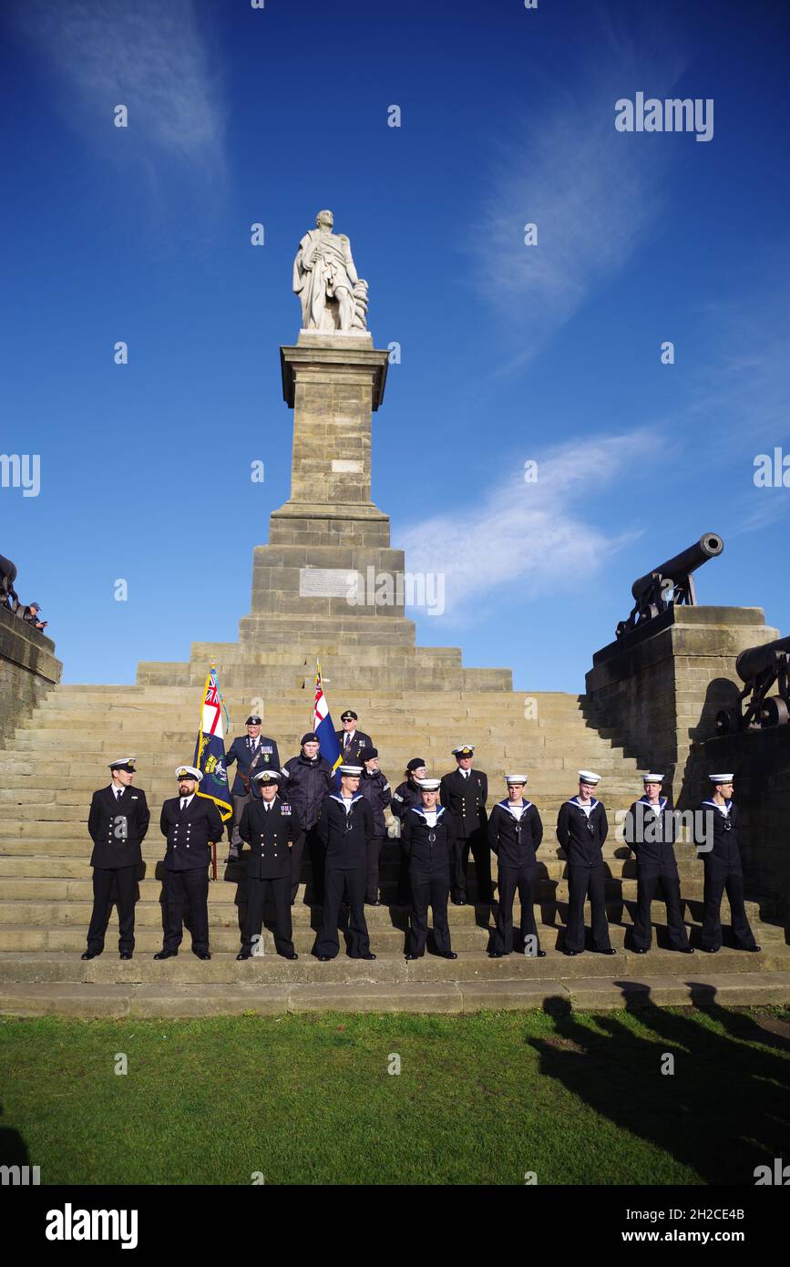 Tynemouth, Großbritannien. Oktober 2021. Matrosen von HMS Collingwood und Standardträger versammeln sich auf den Stufen des Collingwood's Monument während des jährlichen Anstossens auf den Vizeadmiral Lord Collingwood am Trafalgar Day. Quelle: Colin Edwards/Alamy Live News Stockfoto