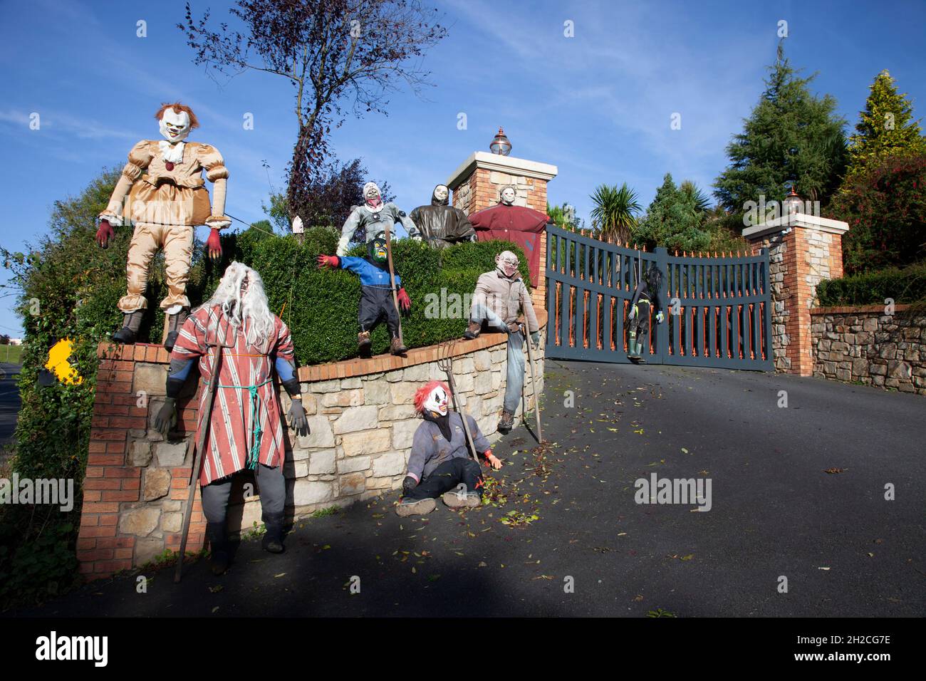 Halloween-Ausstellung von gruseligen Halloween-Figuren in der Einfahrt eines Hauses an der Shecock Road, Grafschaft Monaghan Stockfoto
