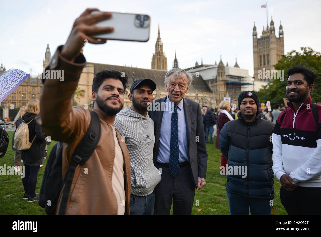 Lord Alf Dubs gesehen auf dem Parliament Square zur Unterstützung von Flüchtlingen und in Opposition zum Gesetz über Nationalität und Grenzen. Stockfoto