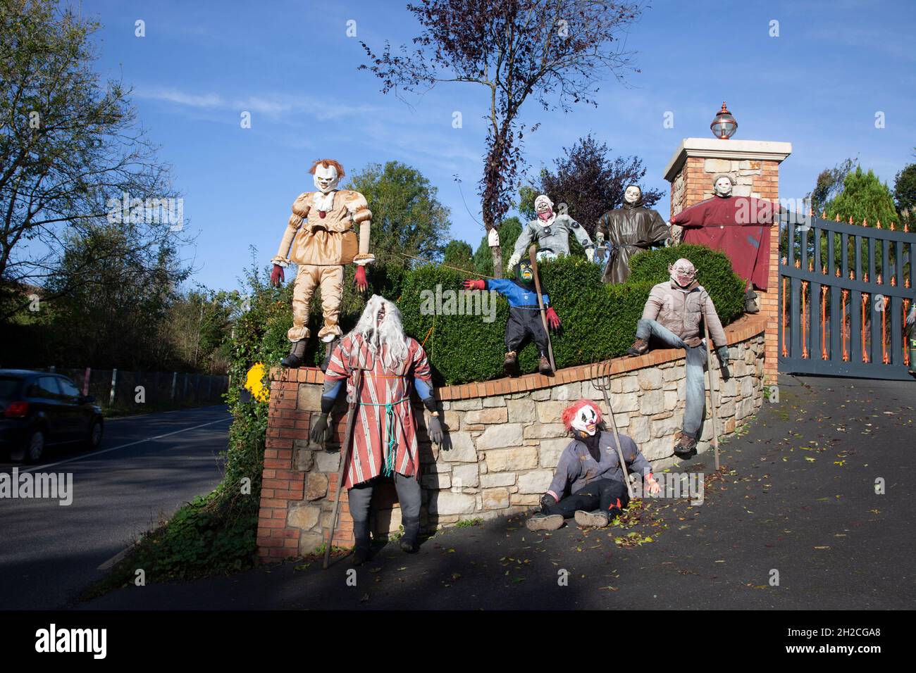 Auffahrt-Ausstellung von halloween unheimlichen Dummies auf der Shercock Road, Co. Monaghan Stockfoto