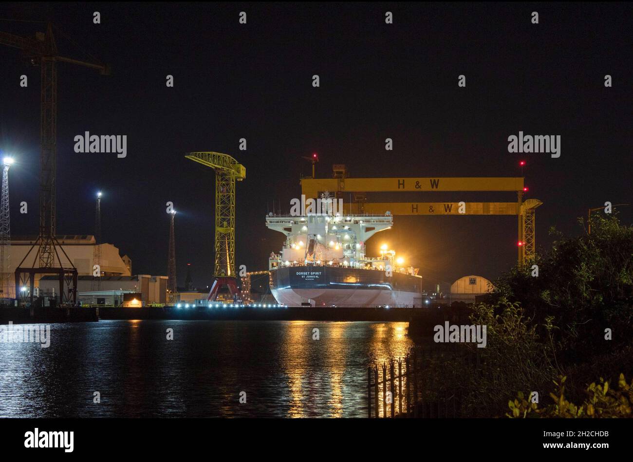 Der Öltanker Dorset Spirit in for Maintenance bei Harland und Wollf Shipyard, Belfast, und die berühmten Samson & Goliath Gantry Cranes Stockfoto