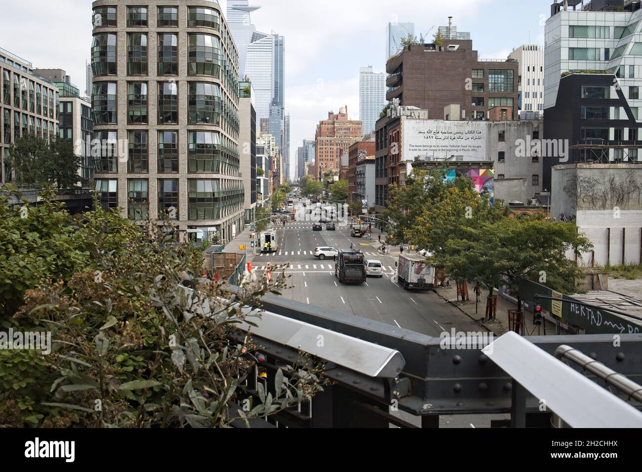 New York, NY, USA - 21. Oktober 2021: Blick auf die Tenth Ave von der High Line in Chelsea Stockfoto